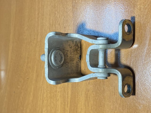5K6827301A VAG Петля двери задней (багажной 3/5-й) купить в Чернигов
