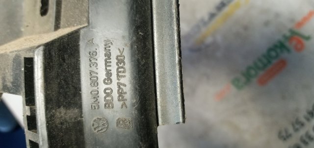 Направляющая заднего бампера, правая 5M0807376 VAG
