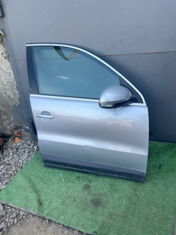 Пассажирская передняя дверь 5N0831056B VAG