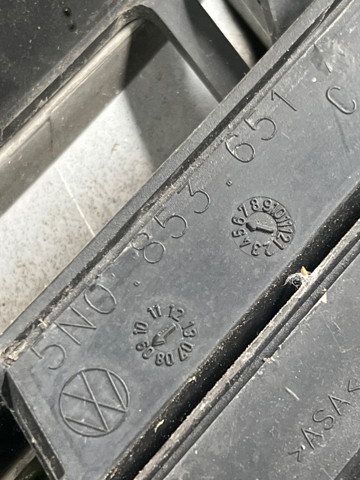 VAG 5N0853651C Решетка радиатора в наличии Украина