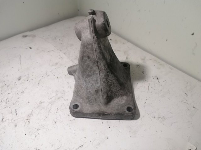 Кронштейн подушки (опоры) двигателя, правой 6042230004 MERCEDES