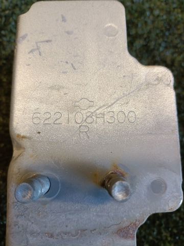 Кронштейн усилителя переднего бампера 622108H300 NISSAN