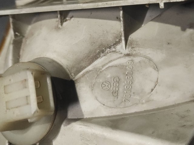 Поворотник левый 701953049 VAG