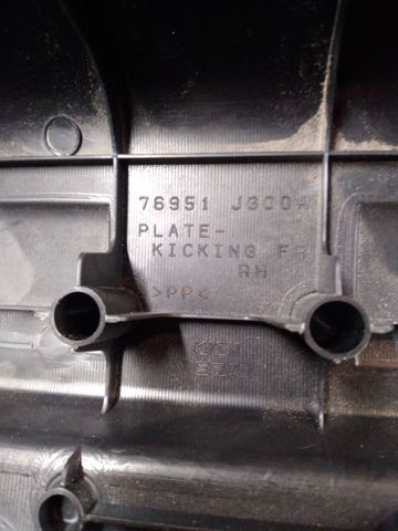 NISSAN 76951JG00A Накладка дверного порога внутренняя передняя правая в наличии Ровно