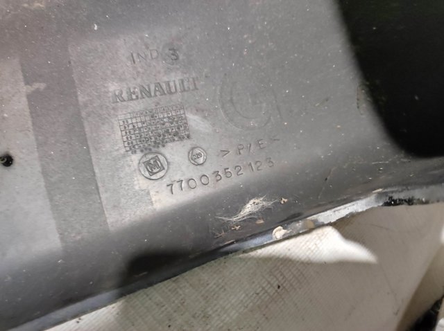 Клык заднего бампера левый 7700352123 RENAULT