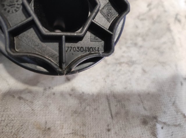 Болт креплення запасного колеса 7703041034 RENAULT