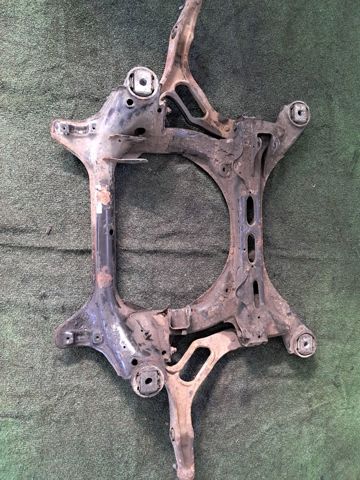 Поперечина передней подвески 7L0400025 VAG