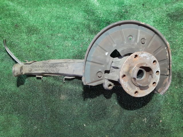 7L0407257A VAG Цапфа (поворотный кулак) передний левый купить в Сумы