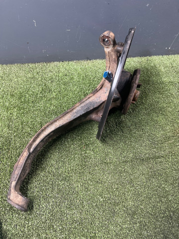 7L0407257A Цапфа передняя левая купить Житомир
