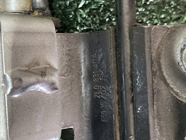 Дверной шарнир водительской вери 7L0831411A VAG