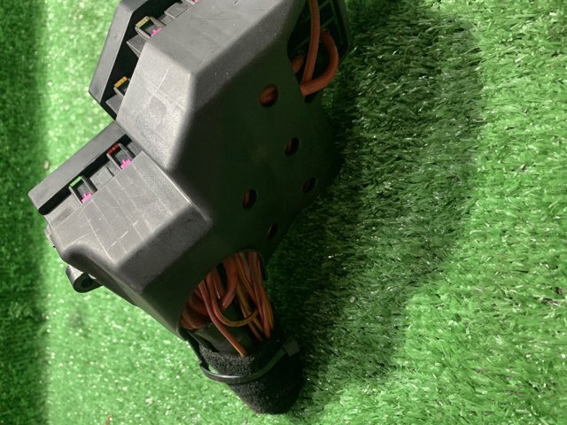 7L0941824 VAG Блок предохранителей купить в Ирпень