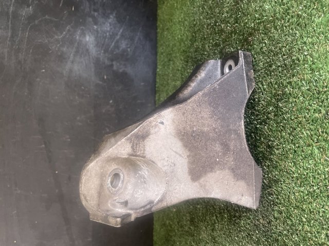 Кронштейн подушки (опоры) двигателя, правой 7L6199308D VAG