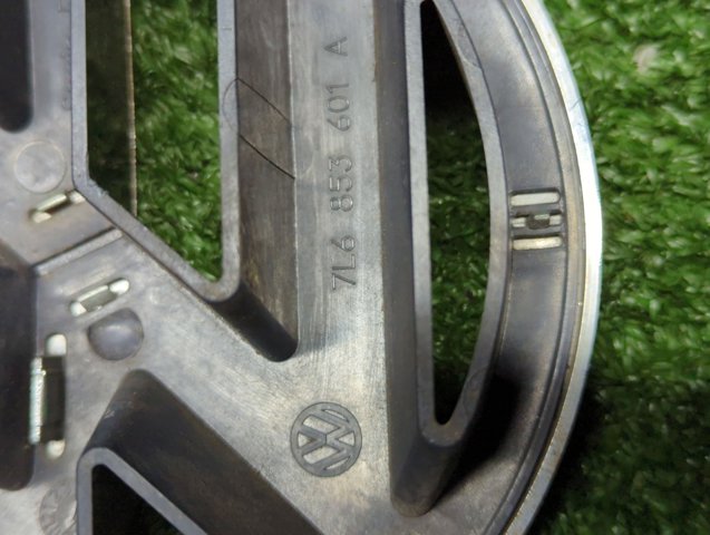 Фирменный значек решетки радиатора 7L6853601A VAG
