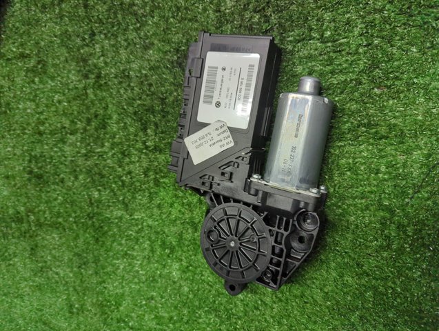 Мотор стеклоподъемника двери задней, левой 7L6959703 VAG