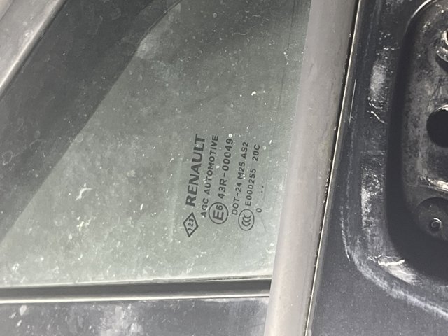 Пассажирская передняя дверь 801008349R RENAULT