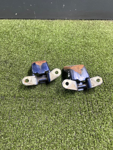 Петля передней двери левая 804013S300 NISSAN