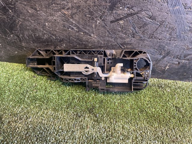 RENAULT 806060041R Держатель наружной ручки двери передней правой в наличии Хмельницкий