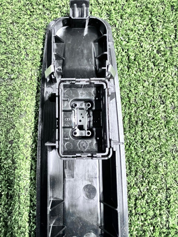 RENAULT 809600018R Кнопка включения мотора стеклоподъемника передняя правая в наличии Львов