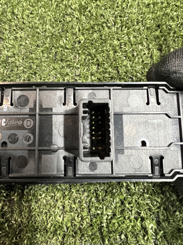 Кнопки переднего левого стекло подъёмника 809610016R RENAULT