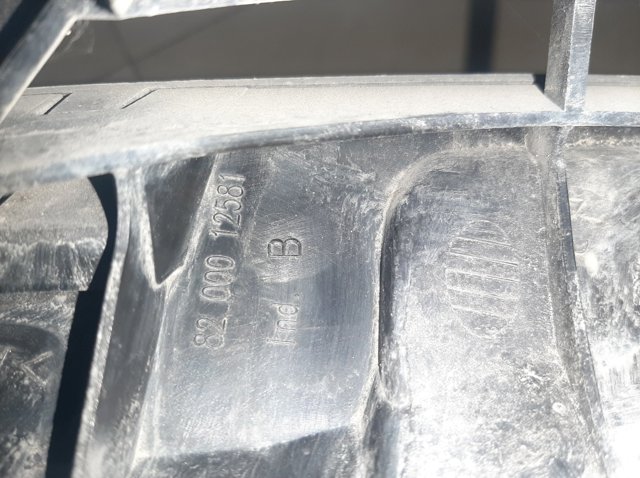 Решетка радиатора 8200012581 RENAULT