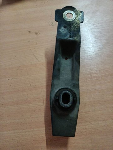 Кронштейн подушки (опоры) двигателя, правой 8200250743 RENAULT