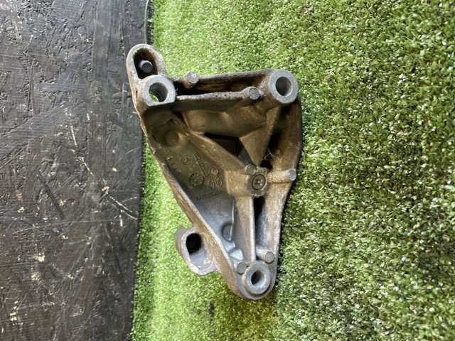 Кронштейн подушки (опоры) двигателя, левой 8200277203 RENAULT