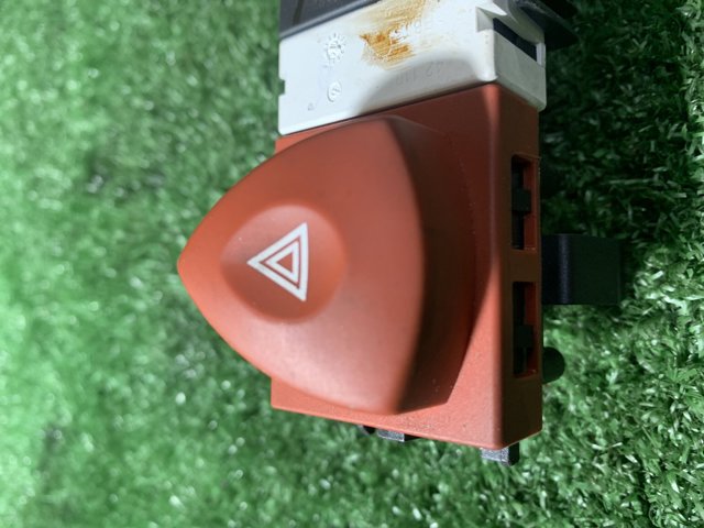 Кнопка включения аварийной сигнализации 8200407415 RENAULT