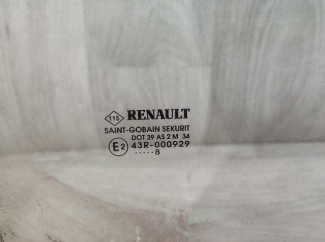 Стекло двери передней правой 8200439462 RENAULT