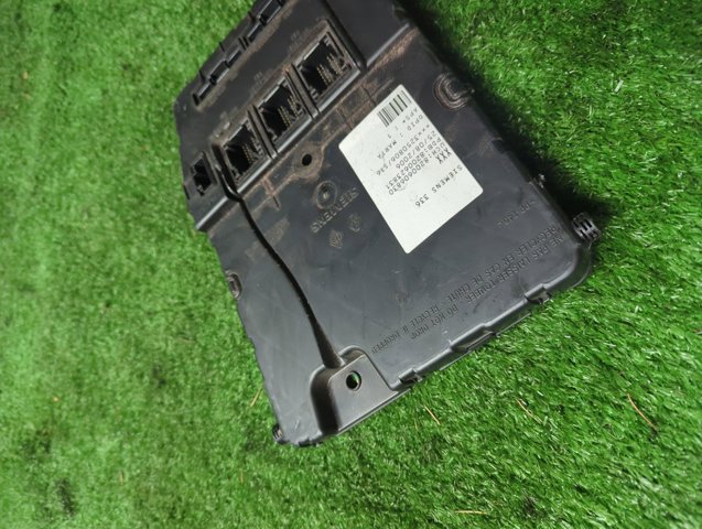 Монтажный блок предохранителей 8200606830 RENAULT