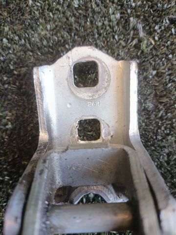 Петля передней двери 8200704552 RENAULT