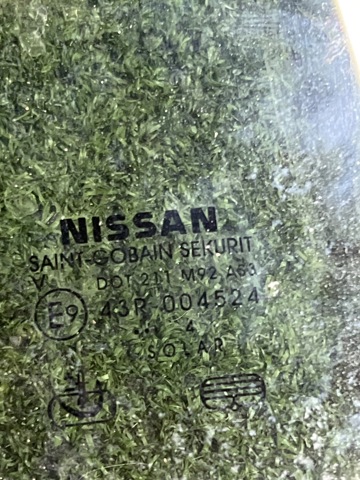 Задняя форточка правая 82262EB320 NISSAN