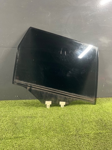 Стекло заднее правое 82300JG100 NISSAN