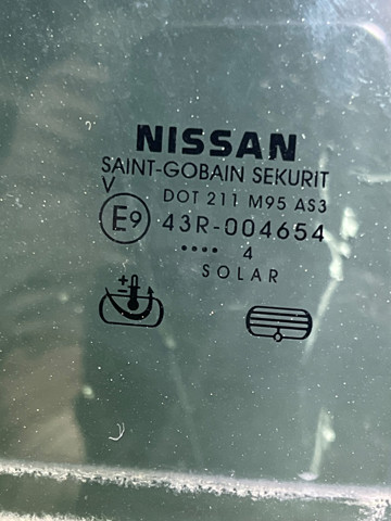 Стекло двери задней левой 82301EB320 NISSAN