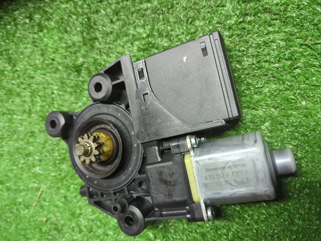 827300005R RENAULT Мотор стеклоподъемника двери задней правой купить в Ирпень