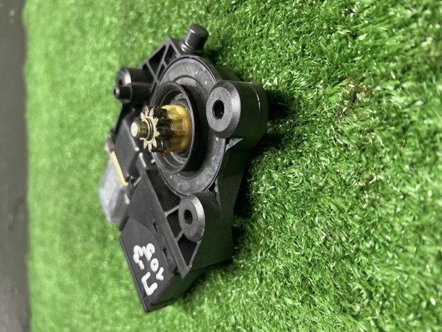Мотор стеклоподъемника двери задней, правой 827303178R RENAULT