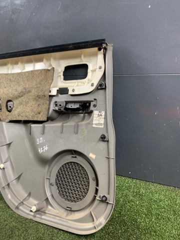 Обшивка правой задней двери 82900EQ300 NISSAN