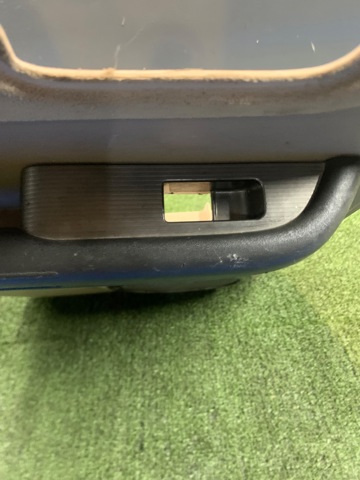 Облицовка задней левой двери 829018H801 NISSAN