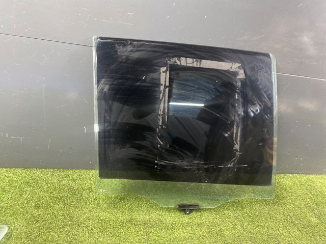 Стекло задней правой двери 834202B000 HYUNDAI