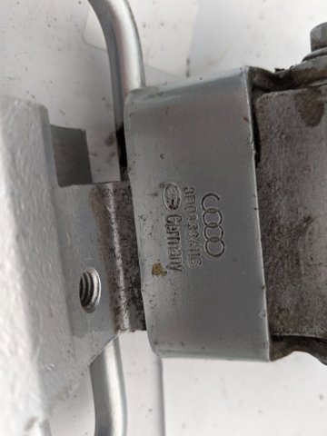 Петля задней двери, левой 8D0833411C VAG