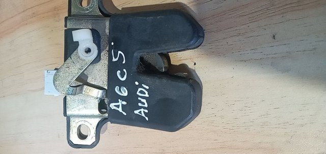 Замок крышки багажника 8D5827505 VAG