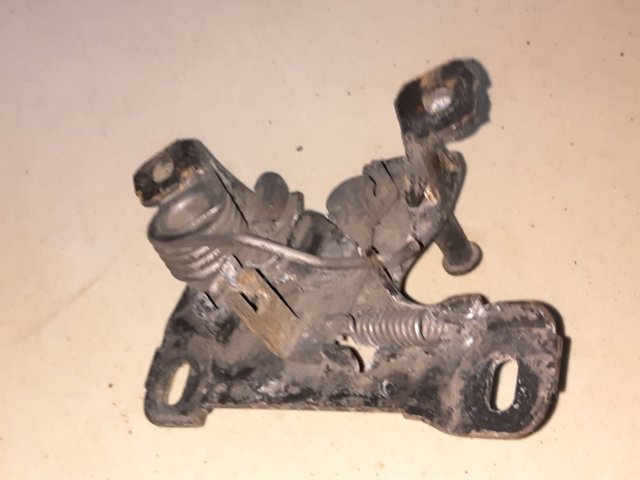 Замок крышки капота 8L0823509 VAG