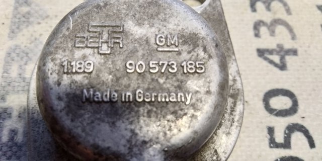 Фланец патрубка охлаждающей жидкости 90573185 GM