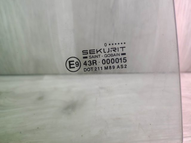 Стекло передней правой двери 920267 PEUGEOT