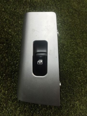 HYUNDAI 935812B000 Кнопка включения мотора стеклоподъемника задняя в наличии Киев