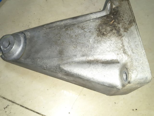 MERCEDES A1112231704 Кронштейн подушки (опоры) двигателя правой в наличии Винница