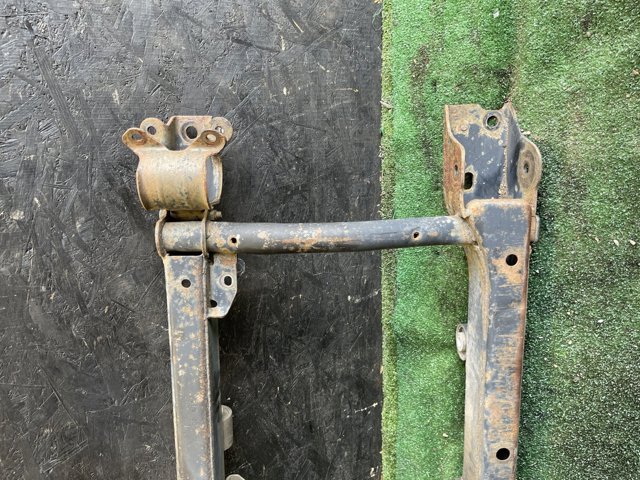 Поперечина передней подвески A1633300142 MERCEDES