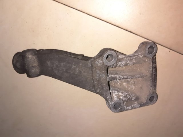 Кронштейн подушки (опоры) двигателя, правой A1662230404 MERCEDES
