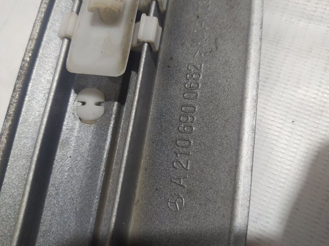 A2106900682 MERCEDES Накладка двери задней правой купить в Одесса