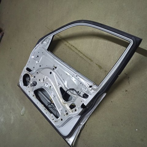Пассажирская передняя дверь A2107200205 MERCEDES