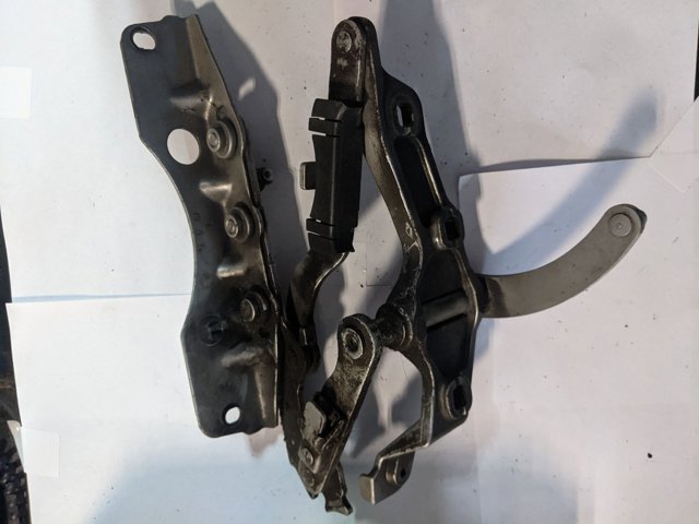 MERCEDES A2218800328 Петля капота левая в наличии Николаев